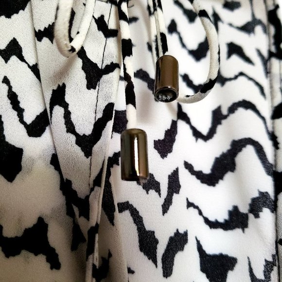 a.n.a Black & White Abstract Print Blouse – Lightweight, Size Small - Picture 4 of 9